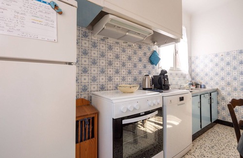 Montauriol House | Wonderful private villa for 7 guests with TV, terrace and parking