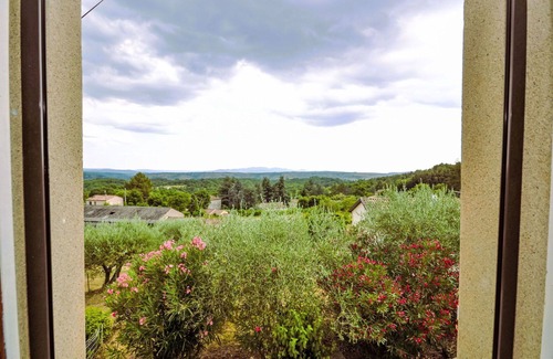 Montreal House | Wonderful private villa for 2 guests with TV, patio, pets allowed, panoramic view and parking