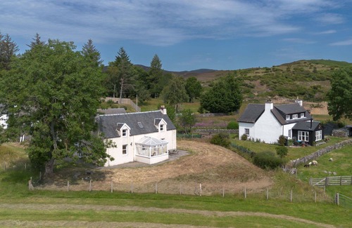 Balnain House | Wonderful private villa for 4 guests with TV, patio, pets allowed and panoramic view