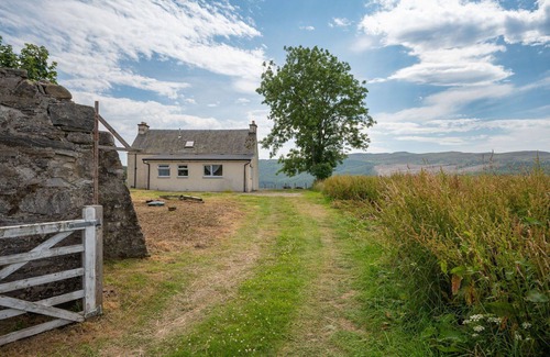 Balnain House | Wonderful private villa for 4 guests with TV, patio, pets allowed and panoramic view