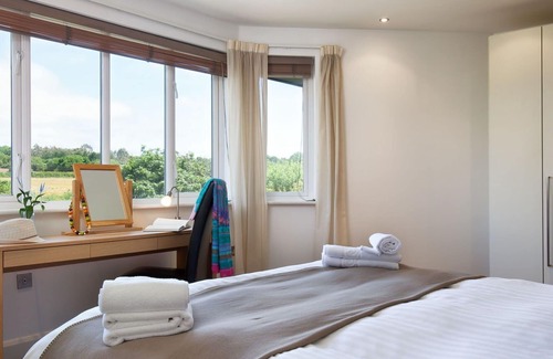 Carnon Downs House | Wonderful private villa for 4 guests with WIFI, pool, TV, patio, pets allowed and parking