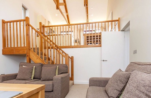 Carnon Downs House | Wonderful private villa for 4 guests with WIFI, pool, TV, patio, pets allowed and parking