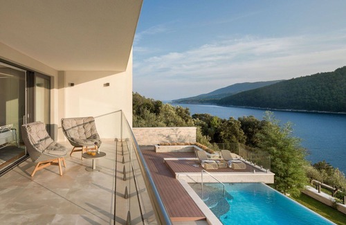 Rasa Villa | Wonderful private villa for 10 people with hot tub, private pool, WIFI, A/C, TV, terrace and par.
