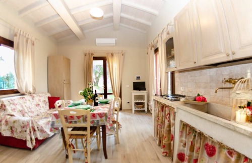 Lari Villa | Wonderful private villa for 4 people with WIFI, A/C, private pool, pets allowed and parking