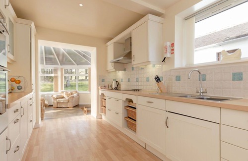 Maybole Villa | Wonderful private villa for 8 people with TV, patio, pets allowed and panoramic view