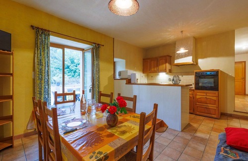 Barjac House | Wonderful private villa for 4 people with TV, terrace, pets allowed and panoramic view