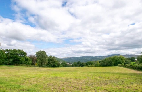 Margam House | Wonderful private villa for 6 people with WIFI, TV, patio, pets allowed and parking