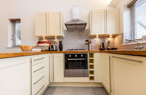Carnon Downs House | Wonderful private villa for 4 guests with WIFI, pool, TV, patio and pets allowed