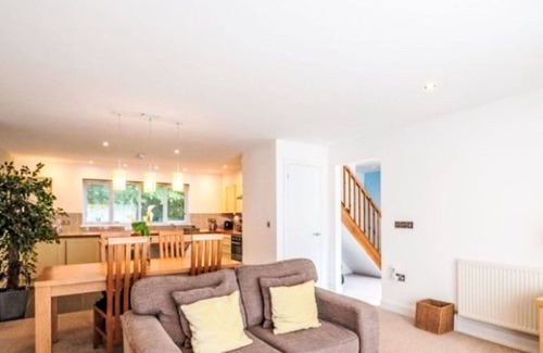 Carnon Downs House | Wonderful private villa for 4 guests with pool, WIFI, TV and pets allowed