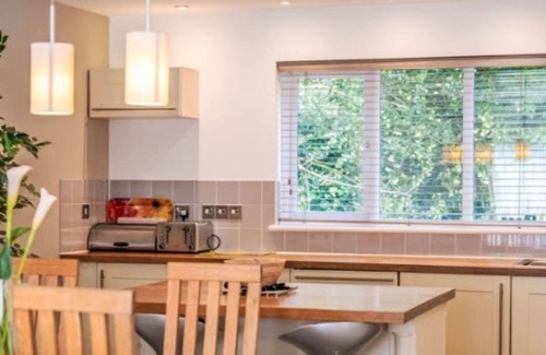Carnon Downs House | Wonderful private villa for 4 guests with pool, WIFI, TV and pets allowed