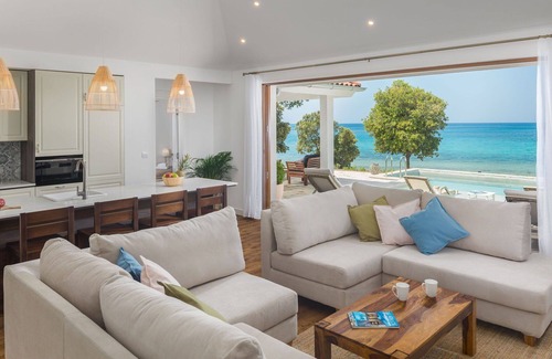 Bale House | Wonderful private villa with hot tub, WIFI, A/C, private pool, TV, terrace, pets allowed and par.