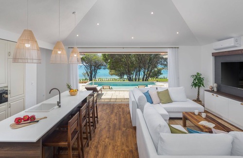 Bale House | Wonderful private villa with hot tub, WIFI, A/C, private pool, TV, terrace, pets allowed and par.