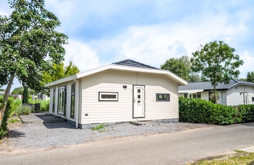 Dordtse Biesbosch House | Wonderful private villa for 4 people with WIFI, pool, TV, terrace and parking