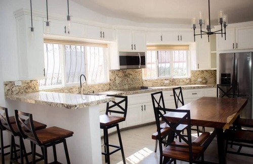 Ixtapa House | Wonderful residence w/studio, 15 min walk distance from beach & restaurants!