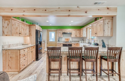 West Village House | Wonderful Retreat Near the Lake W/Gourmet Kitchen, Free WIFi & Wraparound Deck!