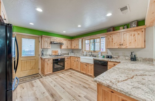 West Village House | Wonderful Retreat Near the Lake W/Gourmet Kitchen, Free WIFi & Wraparound Deck!