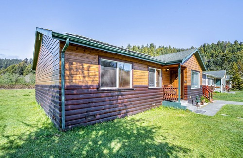 Orick Cabin | Wonderful retreat near hiking & beach with gas grill, large deck, & WiFi