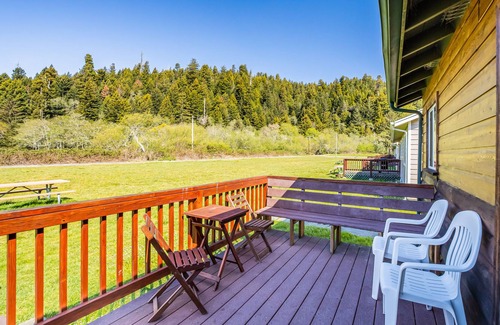 Orick Cabin | Wonderful retreat near hiking & beach with gas grill, large deck, & WiFi