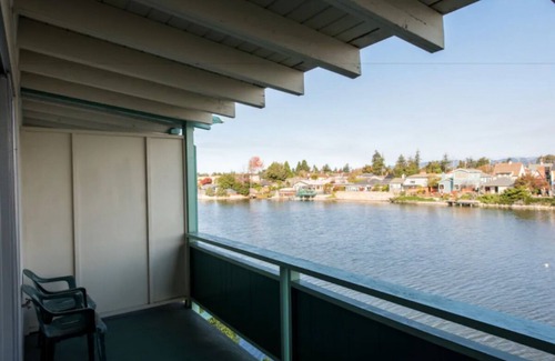East End Apartment | Wonderful Stay! Clean and Spacious Unit, Pool, Near Alameda Ferry Terminal!