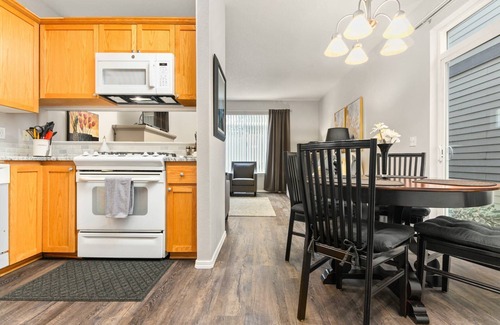 Aloha House | Wonderful Suburban Location, New Décor, BBQ, Close 2 Restaurants, Dogs Allowed, 12 Miles to Portland