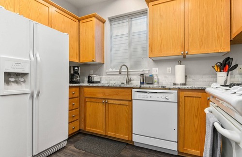 Aloha House | Wonderful Suburban Location, New Décor, BBQ, Close 2 Restaurants, Dogs Allowed, 12 Miles to Portland