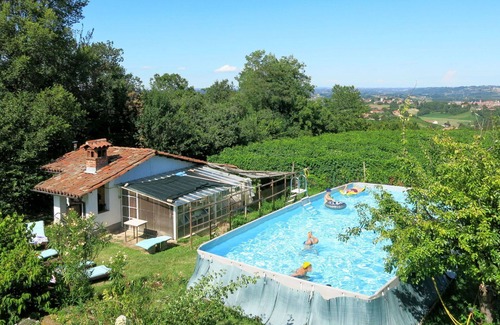San Damiano dʼAsti Villa | Wonderful villa for 5 guests with pool, WIFI, TV, patio, pets allowed and panoramic view