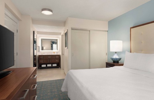 Villas Hotel | Wonderful Vacation Stay! FREE Breakfast and Parking, Near Eagle Ridge Golf Club!