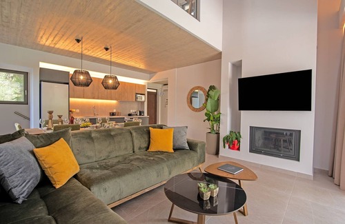 Kontokali Villa | Wonderful Villa Artemesia | Kontokali, Corfu | 5 Bedrooms | Private LoChlorine.