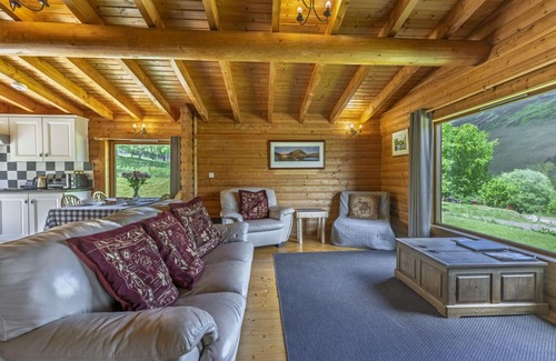 Spittal of Glenshee House | Wonderful villa for 4 guests with hot tub, WIFI and parking