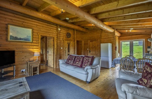 Spittal of Glenshee House | Wonderful villa for 4 guests with hot tub, WIFI and parking