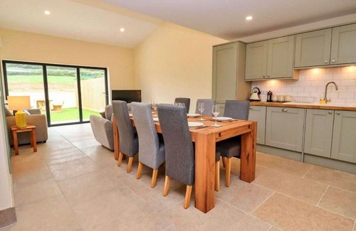 Little Rissington House | Wonderful villa for 6 guests with WIFI, hot tub and pets allowed