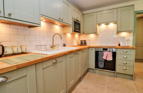 Little Rissington House | Wonderful villa for 6 guests with WIFI, hot tub and pets allowed