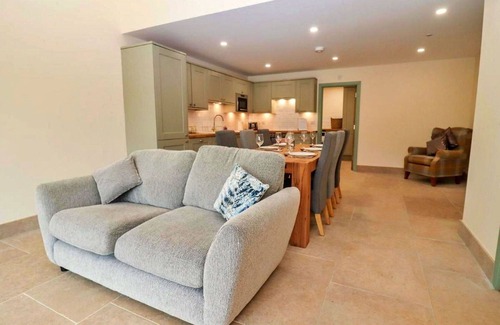 Little Rissington House | Wonderful villa for 6 guests with WIFI, hot tub and pets allowed