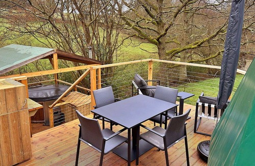 Chiddingstone Hoath House | Wonderful villa for 4 guests with WIFI, hot tub and terrace