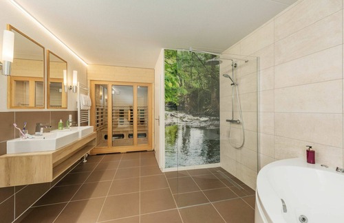 Medebach House | Wonderful villa for 6 guests with WIFI, hot tub, pool, TV, terrace and parking