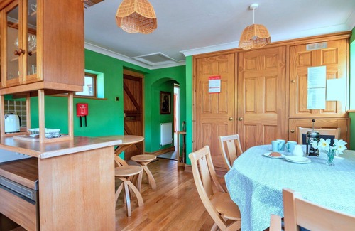 Llanidloes House | Wonderful villa for 6 guests with WIFI and terrace