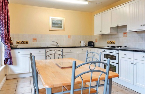 Eaton Mascott House | Wonderful villa for 4 guests with WIFI, TV and pets allowed