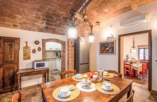 Poggibonsi Villa | Wonderful villa for 6 guests with WIFI, A/C, TV, pets allowed and panoramic view