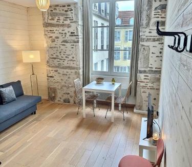 Centre Ville Apartment | WonderHost, bois et pierre en cœur de ville
