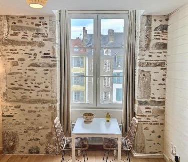 Centre Ville Apartment | WonderHost, bois et pierre en cœur de ville