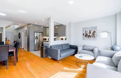 Vaughan House | Wonderland View Home