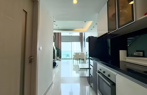 North Pattaya Condo | Wongamat Beachfront Rooftop Pool Escape