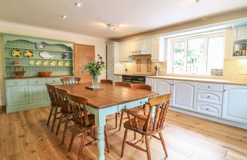 Chillington Cottage | WOOD VIEW COTTAGE, family friendly, with pool in Blackawton