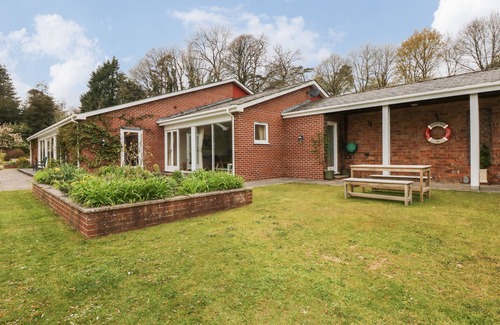 Chillington Cottage | WOOD VIEW COTTAGE, family friendly, with pool in Blackawton