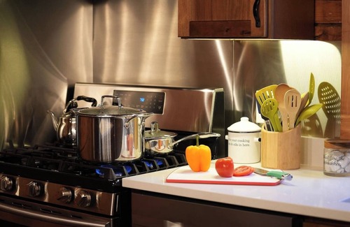 Yorkville Cabin | Wooded 2 Home Getaway, Private Pickleball Court, 2 Hot Tubs, Fire Pit, Games