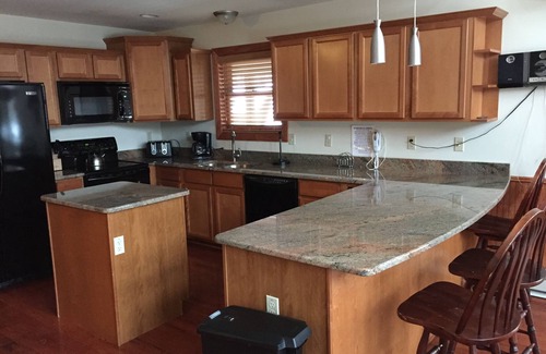 Lake Harmony Estates Ski Chalet | Wooded Chalet- Lg 6 BR 'Chipmunk Lodge' W/Hot Tub/Pool Table - Linens Included