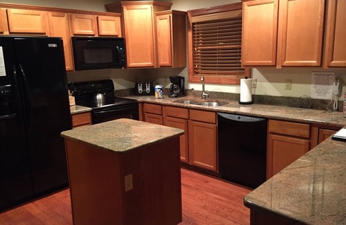 Lake Harmony Estates Ski Chalet | Wooded Chalet- Lg 6 BR 'Chipmunk Lodge' W/Hot Tub/Pool Table - Linens Included