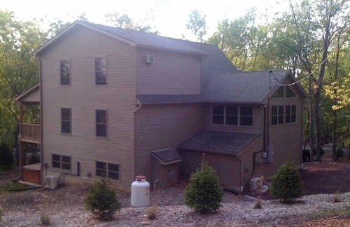 Lake Harmony Estates Ski Chalet | Wooded Chalet- Lg 6 BR 'Chipmunk Lodge' W/Hot Tub/Pool Table - Linens Included
