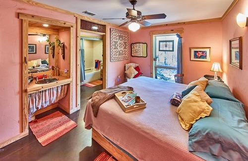 Van Zandt County House | Wooded LODGE, Sleeps 9, Pet Friendly, Accessible