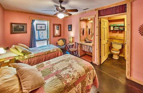 Van Zandt County House | Wooded LODGE, Sleeps 9, Pet Friendly, Accessible